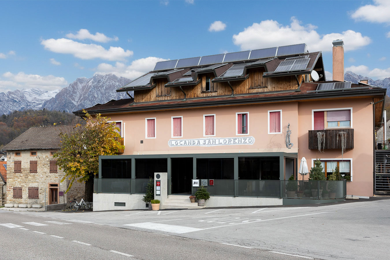 Esterno della Locanda San Lorenzo, ristorante stellato con albergo in Alpago, tra le montagne bellunesi