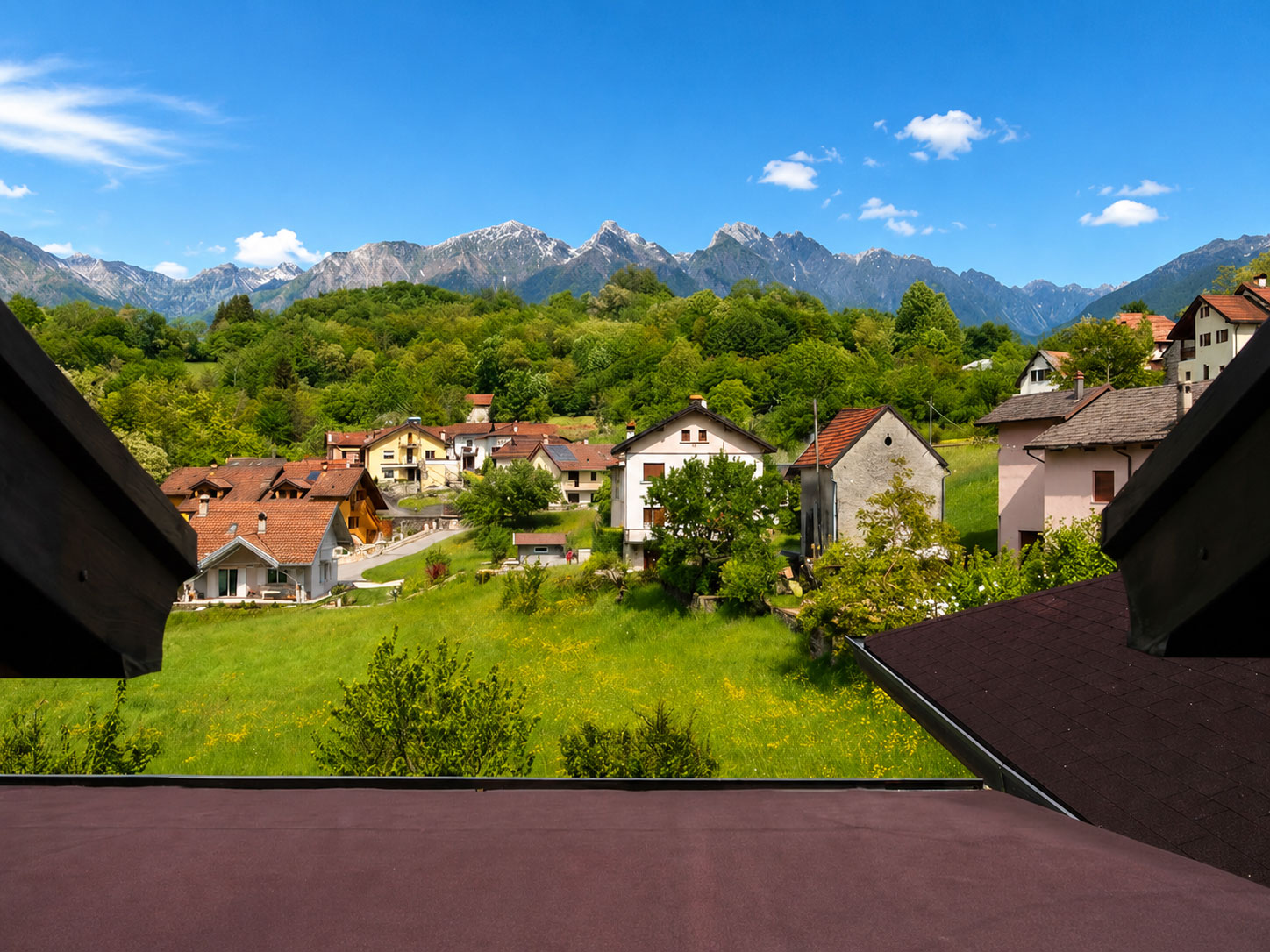 Vista sulle montagne e sul borgo dell'Alpago dalle camere della Locanda San Lorenzo