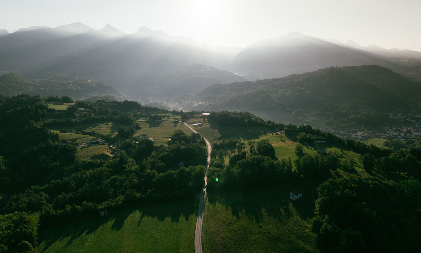Pascoli dell’Alpago con la foresta del Cansiglio sullo sfondo