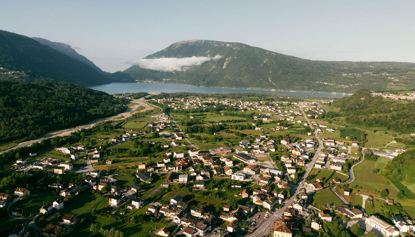 : Panorama della conca dell’Alpago con il lago di Santa Croce e le Dolomiti bellunesi