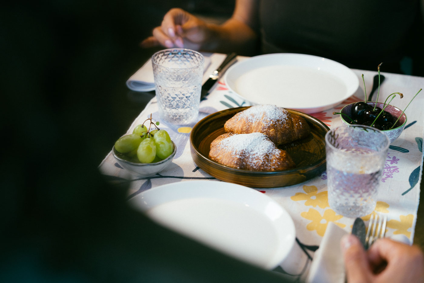 Colazione con cornetti e frutta fresca servita alla Locanda San Lorenzo
